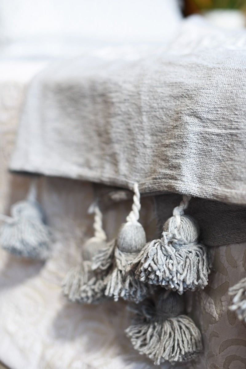 Pompom Blanket - Grey and White Jacquard Loom Pattern Tierra del Lagarto