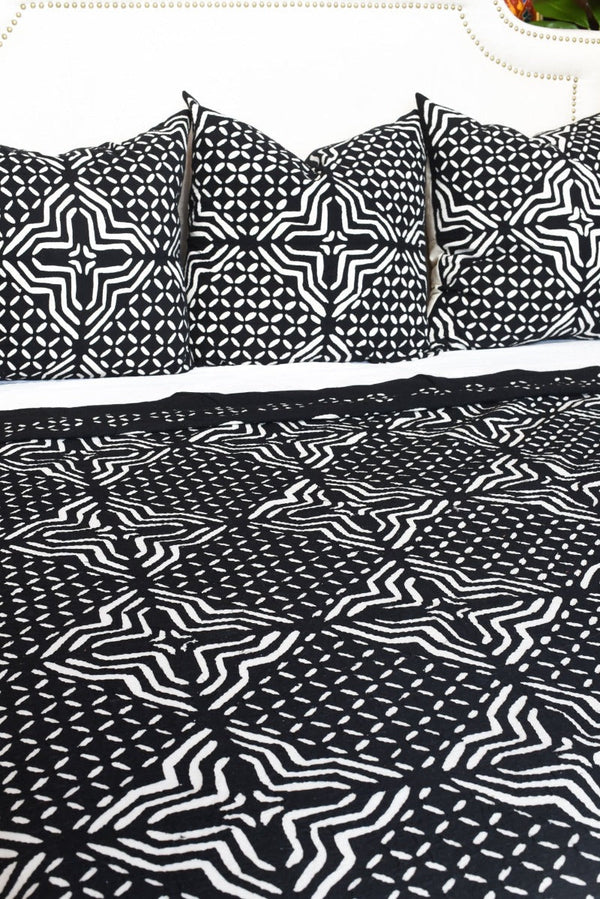 Black and White Appliqué Bedcover Tierra del Lagarto